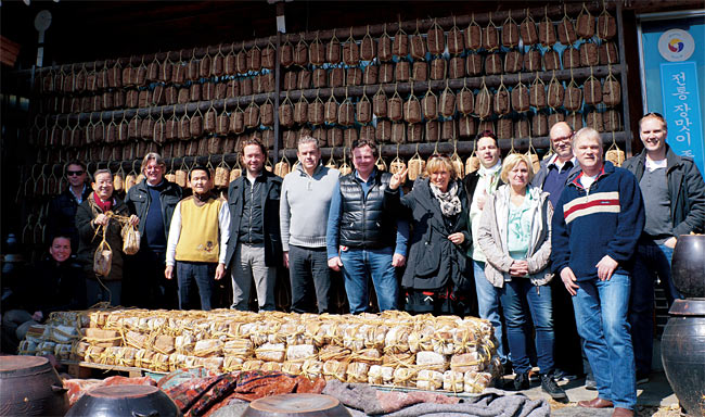 네덜란드 음식업계 트렌드 리더들로 구성된 ‘한식 탐색대’가 2013년 3월 전북 순창 고추장마을을 찾았다. 롭 반(서있는 사람들 중 왼쪽 세 번째), 모시크 로스(오른쪽 세 번째)도 있다. ⓒphoto 온고푸드커뮤니케이션즈