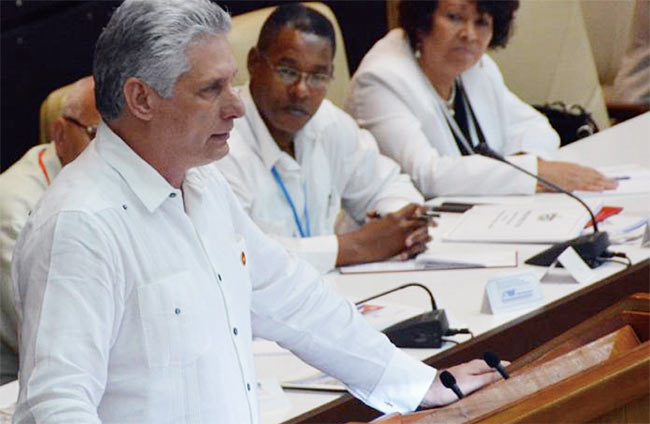 미겔 디아스카넬 쿠바 국가평의회 의장이 전국인민권력회에서 개헌 필요성을 강조하고 있다. ⓒphoto Granma