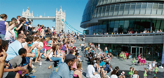 런던브리지 옆에서 열리고 있는 여름축제. 런던의 가장 큰 야외 무료 축제다. ⓒphoto informedlondon.com