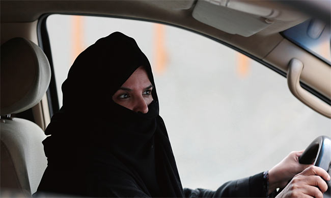 사우디아라비아에서 히잡을 쓰고 운전을 하는 여성. 사우디아라비아는 지난 6월부터 여성에게도 운전면허증을 발급하기 시작했다. ⓒphoto 뉴시스