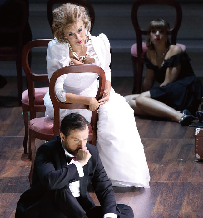 바이에른 오페라 ‘피가로의 결혼’에서 피가로로 나선 알렉스 에스포지토와, 마르첼리나 역의 안네 소피 폰 오터. ⓒphoto Wilfrid Hoesl