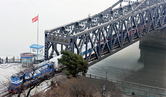 중조우의교를 통과해 중국으로 들어오는 북한의 화물열차. ⓒphoto 뉴시스