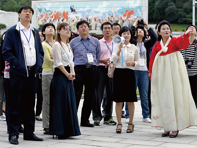 중국인 관광객들이 북한 안내원의 설명을 들으며 평양을 구경하고 있다. ⓒphoto 차이나데일리