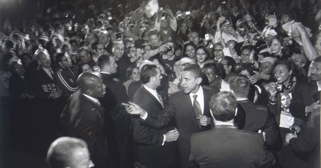 워싱턴 국립초상화전시관에 걸린 오바마 사진. 젊은 시절 흑인 인권운동을 할 때의 장면이다.