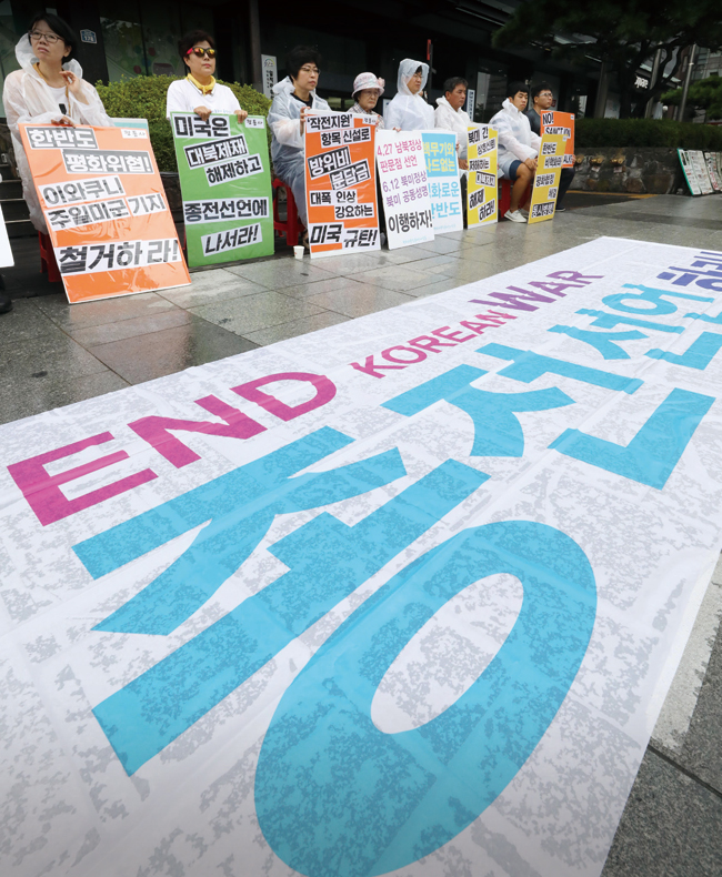 지난 8월 21일 좌파단체인 ‘평화와 통일을 여는 사람들’ 회원들이 서울 세종대로 KT 광화문지사 앞에서 종전선언을 촉구하는 집회를 열고 있다. ⓒphoto 뉴시스