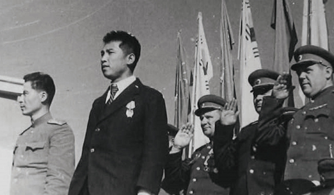 1945년 10월 14일 평양시 환영행사에 처음 나타난 김일성. 뒷줄 우측 첫 번째가 레베데프. ⓒphoto 위키피디아