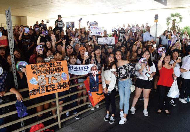 지난 5월 20일 미국에서 열린 빌보드 시상식에서 방탄소년단을 기다리는 외국인 팬들. ⓒphoto AP