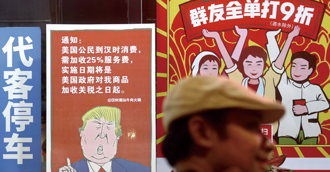 지난 8월 13일 중국 광저우 시내에 미·중 무역전쟁을 알리는 포스터가 내걸렸다. 트럼프에 맞서 미국산 제품에 25%의 보복관세를 매긴다는 내용이 트럼프를 묘사한 그림과 함께 쓰여 있다. ⓒphoto AP