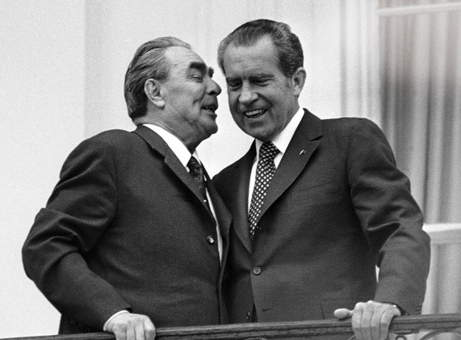 1973년 미·소 정상회담 중 농담을 주고받고 있는 미 닉슨 대통령(오른쪽)과 소련의 브레즈네프. ⓒphoto The Indipendent