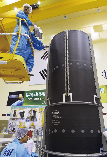 한국항공우주연구원 연구원들이 천리안2 부품을 시험하고 있다. ⓒphoto 뉴시스