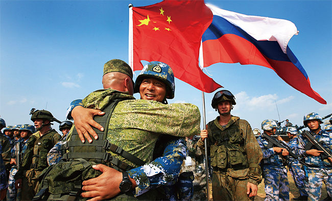 중국과 러시아군 병사들이 연합훈련 후 서로 껴안고 있다. ⓒphoto 중국 국방부