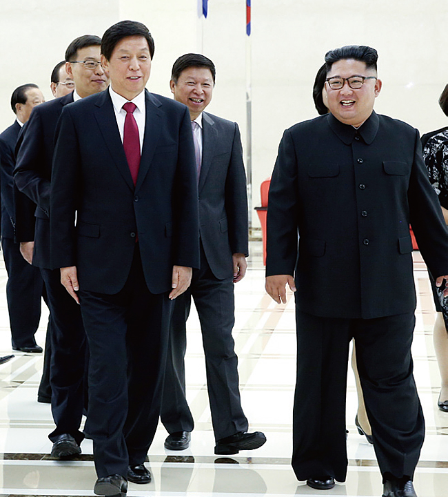 중국 시진핑 국가주석의 특별대표로 북한을 방문한 리잔수 전국인민대표회의 상무위원장(왼쪽)이 지난 9월 10일 중국대표단을 위한 북측 특별공연 및 연회장에 김정은 북한 국무위원장과 환담하면서 걸어가고 있다. ⓒphoto 뉴시스