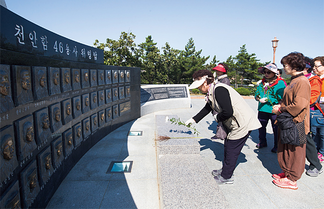 지난 10월 3일 백령도 ‘천안함46용사 위령탑’을 참배하는 관광객들.