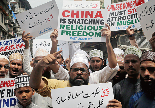 지난 9월 14일 인도 뭄바이에서 무슬림들이 중국의 위구르족 탄압에 항의하는 시위를 벌이고 있다. ⓒphoto 뉴시스