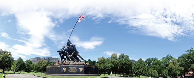 이오지마기념관의 상징인 ‘이오지마 성조기’ 조각. 6명의 해병대원이 성조기를 땅에 꽂고 있다.