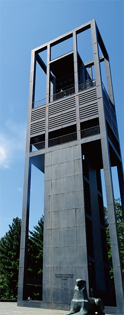 이오지마 기념물 바로 옆에는 1952년 네덜란드 정부가 보내온 친선의 종탑이 들어서 있다. 매 시간 종소리를 들을 수 있다.