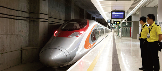 지난 9월 23일 홍콩과 중국 본토를 연결하는 새 고속열차가 개통됐다. ⓒphoto AP·뉴시스