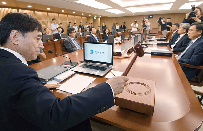 지난 7월 12일 이주열 총재가 한국은행 본점에서 금통위원들이 참석한 금융통화위원회 회의를 주재하고 있다. ⓒphoto 뉴시스