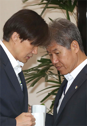 조국 민정수석(왼쪽)과 김수현 사회수석이 지난 6월 11일 청와대 여민관에서 대화를 나누고 있다. ⓒphoto 뉴시스