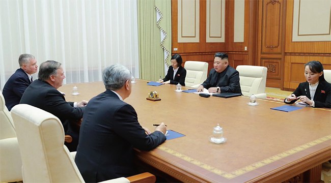 지난 10월 7일 폼페이오 미국 국무장관(왼쪽 가운데)이 김정은 북한 국무위원장(오른쪽 가운데)과 회담하고 있다. ⓒphoto 트럼프 트위터
