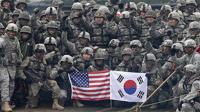 한국군과 미군 병사들이 연합훈련을 마치고 기념촬영을 하고 있다. ⓒphoto 미 국방부