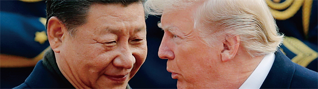 지난해 11월 9일 베이징서 열린 미·중 정상회담서 얘기를 나누고 있는 트럼프 대통령(오른쪽)과 시진핑 주석. ⓒphoto 뉴시스