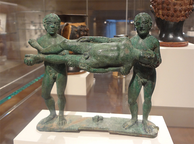 고대 그리스인은 전장에서 부상을 입거나 죽은 전우를 반드시 가족에게 인도하는 것을 원칙으로 삼았다.