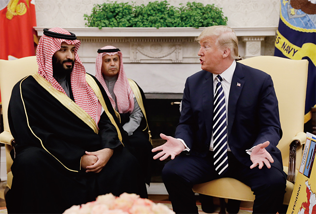 지난 3월 트럼프 대통령이 왕위계승 확정 후 미국을 방문한 무함마드 빈살만 사우디 왕세자와 회담을 하고 있다. ⓒphoto 뉴시스