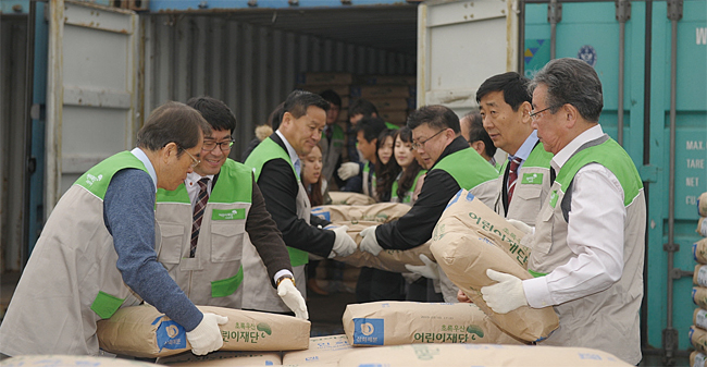 2014년 초록우산어린이재단은 북한 아동과 임산부의 영양개선을 위해 200t의 식량을 지원하는 사업을 펼쳤다. ⓒphoto 초록우산어린이재단