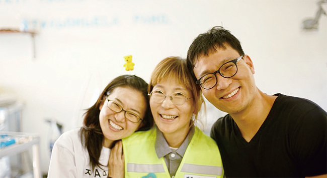 2013년 잠비아에 첫 의료봉사를 간 홍은영·김선영·이광연씨(왼쪽부터).