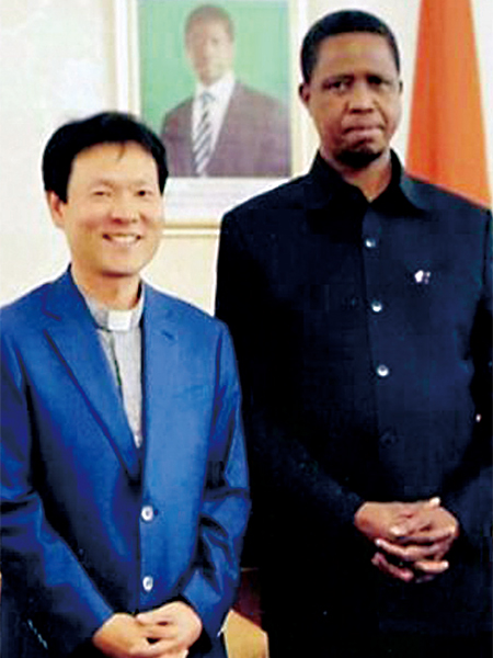 2016년 에드가 룽구 잠비아 대통령을 만난 황창연 신부. 이때 잠비아 대통령으로부터 3000㏊ 땅 약속을 받았다.
