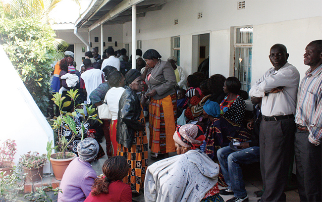 의료봉사팀이 진료하는 무풀리라 진료소 앞에 새벽부터 환자들이 줄을 선다.