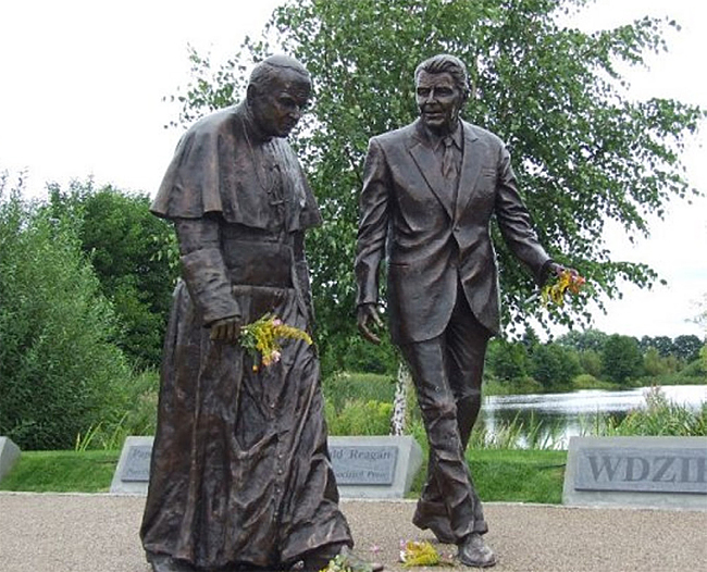폴란드 그단스크에 있는 레이건 공원의 요한 바오로 2세 전 교황과 레이건 전 미국 대통령 동상. ⓒphoto 위키피디아