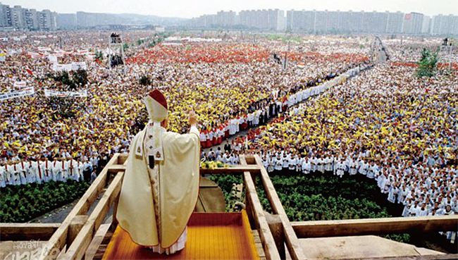 요한 바오로 2세 교황이 폴란드 바르샤바 승리의 광장에서 미사를 집전하고 있다. ⓒphoto 유튜브