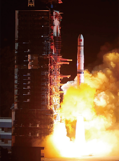 지난 5월 쓰촨성 시창 위성발사센터에서 발사된 중국의 창청 4C 로켓. ⓒphoto news.yahoo.com