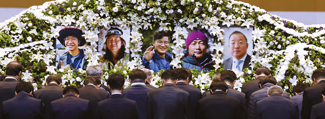 김창호 대장(가운데)과 원정대 4명의 합동영결식이 지난 10월 19일 서울시립대 대강당에서 거행됐다. ⓒphoto 뉴시스