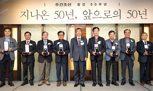 이동한 조선뉴스프레스 대표(가운데)가 ‘주간조선 창간 50주년’을 맞아 30년 이상 장기 독자들과 기념촬영을 하고 있다.