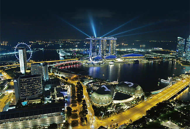 싱가포르 에스플러네이드 극장이 지난해 15주년 기념행사로 기획한 조명쇼. 에스플러네이드 돔에 숫자 15가 써 있다. ⓒphoto 뉴시스