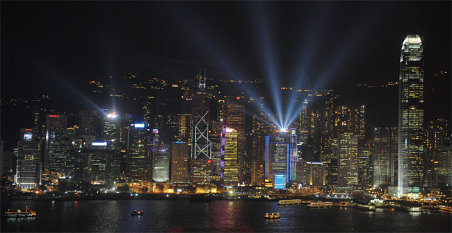 홍콩 빅토리아항구의 명물인 레이저쇼 ‘심포니 오브 라이트’. ⓒphoto 뉴시스