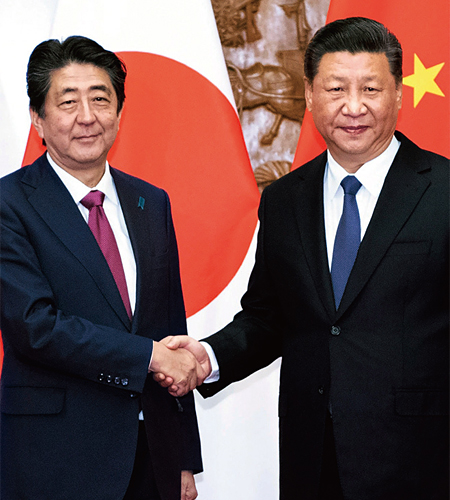지난 10월 26일 중국을 방문한 아베 일본 총리(왼쪽)가 시진핑 중국 국가주석과 정상회담을 가졌다. ⓒphoto 뉴시스