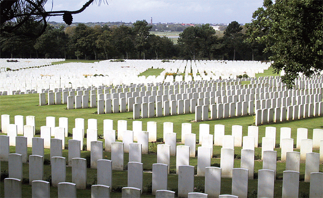 프랑스 에타플 군인묘지. 1차대전에서 숨진 영국군 8810명과 연합군 2032명, 독일군 658명이 잠들어 있다. ⓒphoto 권석하