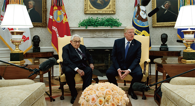 지난해 10월 10일 백악관에서 트럼프 대통령(오른쪽)을 만나고 있는 키신저 전 국무장관. ⓒphoto 뉴시스
