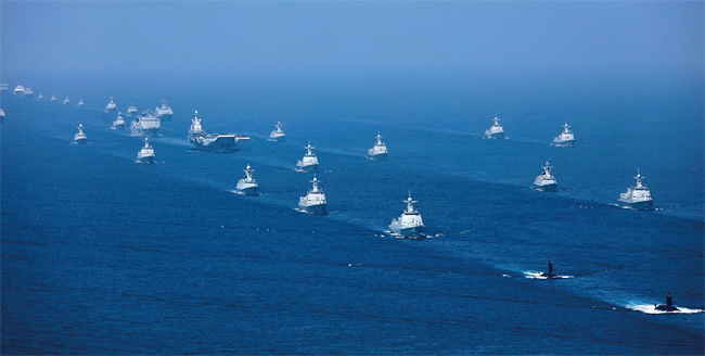 중국 해군이 항공모함 랴오닝함을 앞세워 남중국해에서 훈련을 하고 있다. ⓒphoto 뉴시스