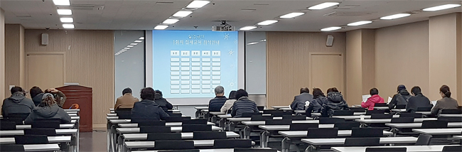 지난 11월 21일 서울남부고용복지플러스센터에 실업급여 설명회를 기다리는 시민들이 앉아 있다. ⓒphoto 한준호 영상미디어 기자