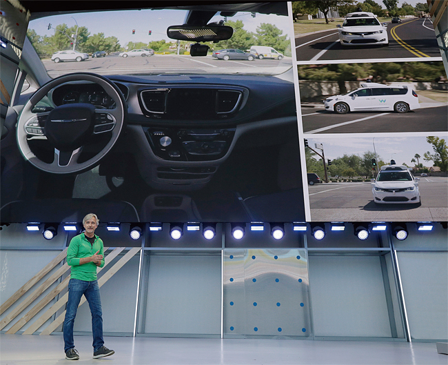 지난 5월 8일 구글이 미국 샌프란시스코 마운틴뷰에서 개최한 개발자회의에서 웨이모의 존 크래프치크 CEO가 애리조나주 자율주행차 무료대여 서비스를 설명하고 있다. ⓒphoto 뉴시스