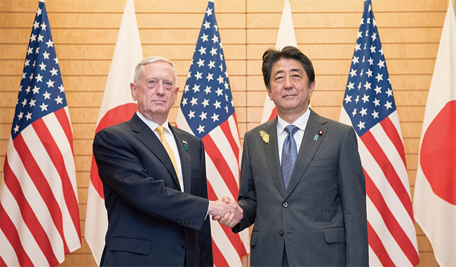 아베 일본 총리(오른쪽)와 매티스 미국 국방장관이 군사협력 강화를 다짐하며 악수하고 있다. ⓒphoto 미 국방부
