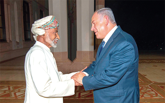 지난 10월 25~26일 오만을 방문한 네타냐후 이스라엘 총리(오른쪽)가 카부스 빈 사이드 알 사이드 술탄을 만나고 있다. ⓒphoto 뉴시스