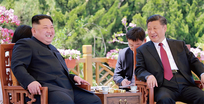 시진핑 주석(오른쪽)과 김정은 위원장이 지난 5월 8일 다롄에서 열린 정상회담에 앞서 환담하며 웃고 있다. ⓒphoto KCNA