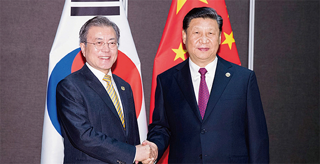 지난 11월 17일 문재인 대통령(왼쪽)과 시진핑 국가주석이 APEC 정상회의에서 악수하고 있다. ⓒphoto 중국 인민망