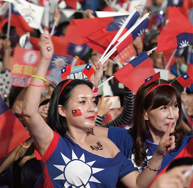지난 11월 24일 치러진 대만 지방선거 유세장에서 국민당 치어리더들이 후보를 응원하고 있다. ⓒphoto 뉴시스